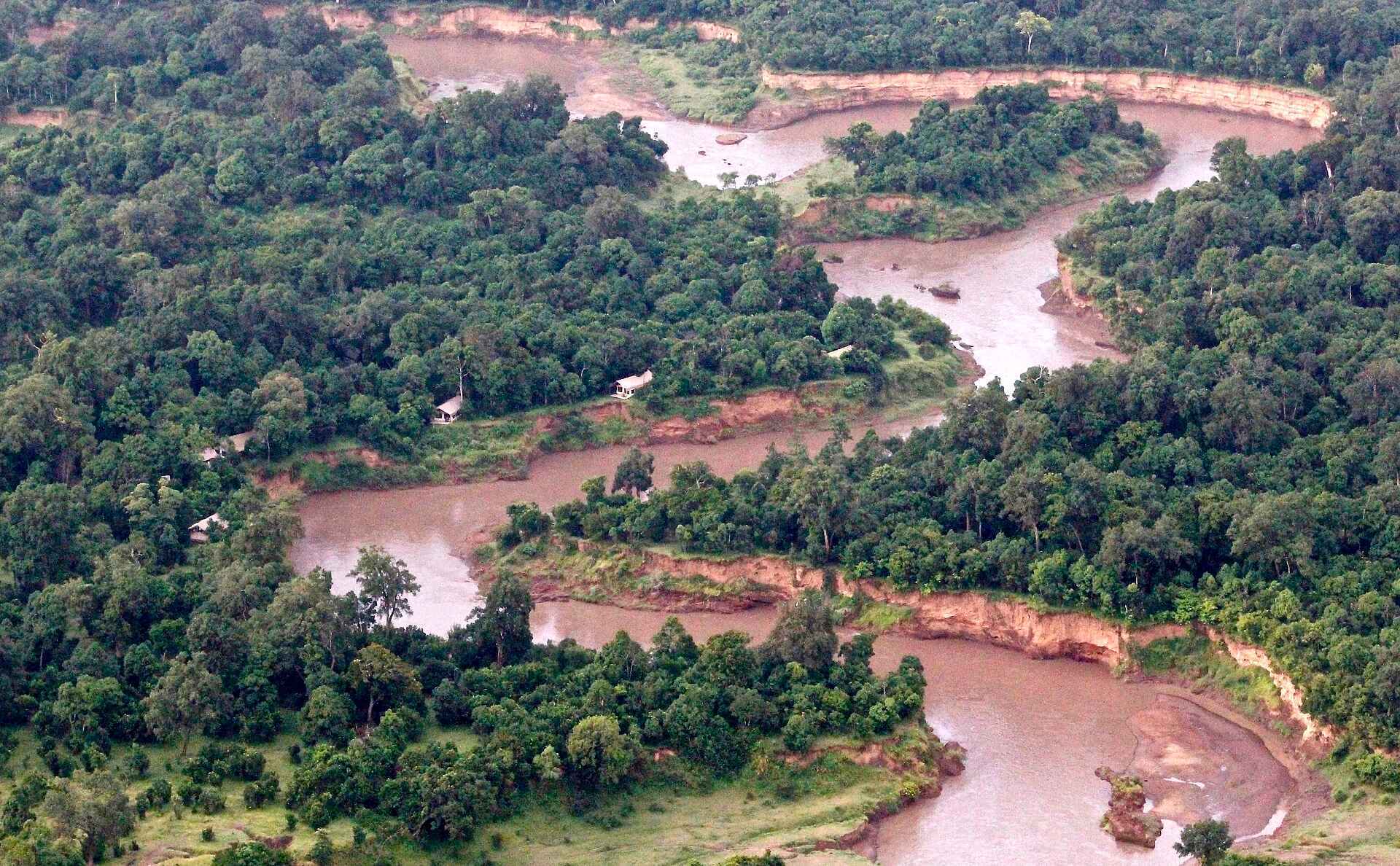 Sentinel Mara Camp: Blick auf Fluss Afrikarma Safaris, Afrikarma Safaris.Wildnis.Hautnah, Afrikarma.de, Bäume, Bett, Fluss, Kerzen, Landschaft, Sentinel Mara Camp, Spiegel, Stühle, Teppich, Tisch
