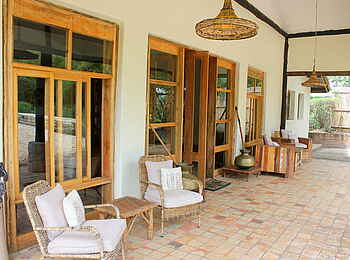 Volcanoes Kyambura Gorge Lodge: Terrasse am Hauptgebäude Volcanoes Kyambura Gorge Lodge: Terrasse am Hauptgebäude