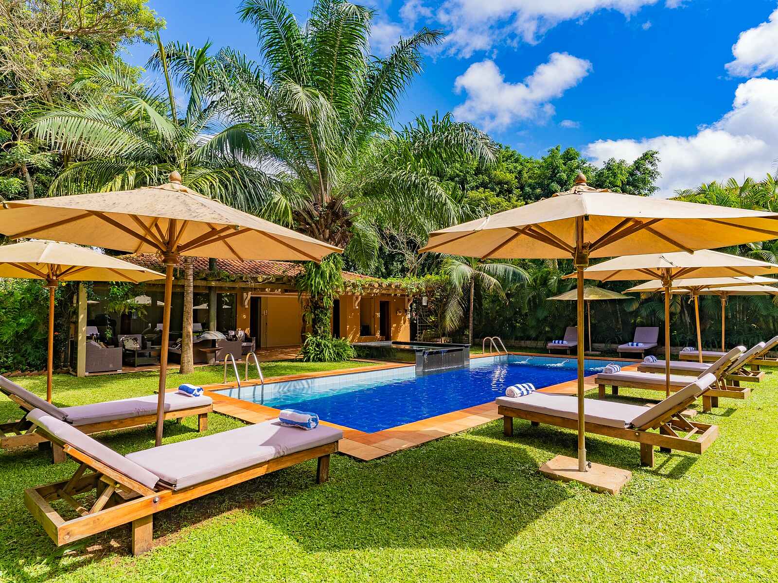 No. 5 Boutique Hotel: Pool und Sonnenliegen No. 5 Boutique Hotel: Pool und Sonnenliegen