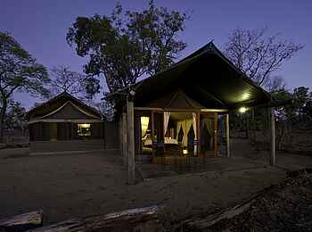 Davison's Camp: Familienzelt mit zwei getrennten Räumen Davison's Camp: Familienzelt mit zwei getrennten Räumen