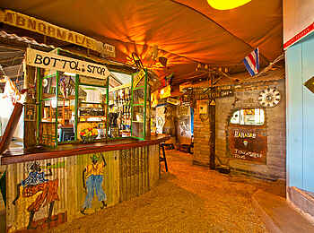 Etosha Safari Camp: Frontalansicht der Bar