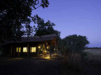 Flatdogs Camp: Luxus-Safari-Zelt mit Flussblick Flatdogs Camp: Luxus-Safari-Zelt mit Flussblick