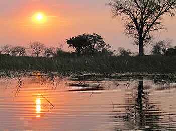 Kujwana Camp: Sonnenuntergang überm Wasser