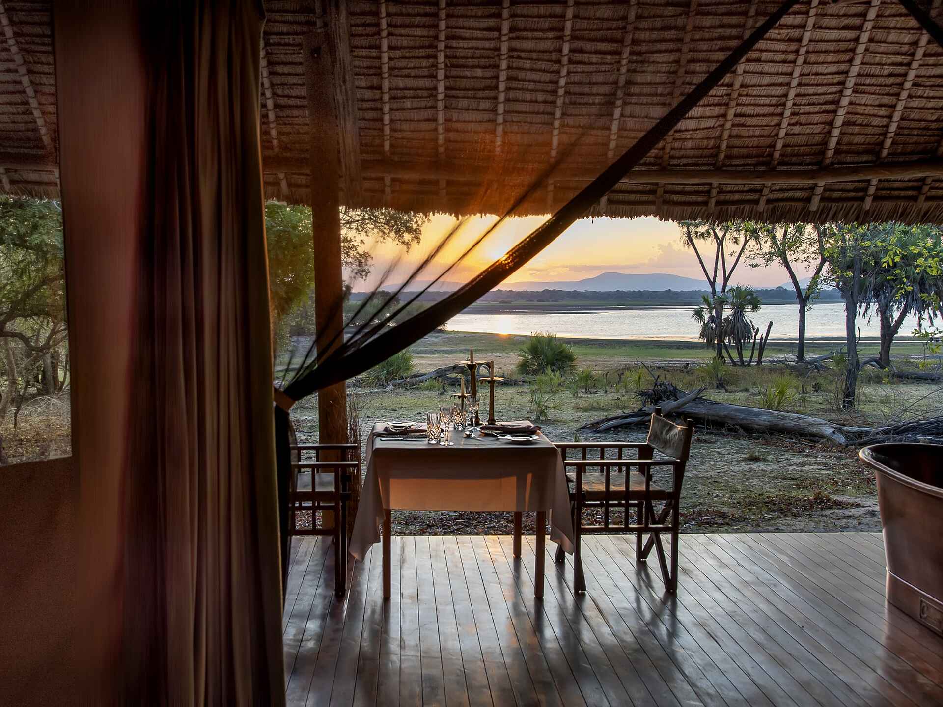 Laba Siwandu Camp: Privates Abendessen auf der Veranda Laba Siwandu Camp: Privates Abendessen auf der Veranda
