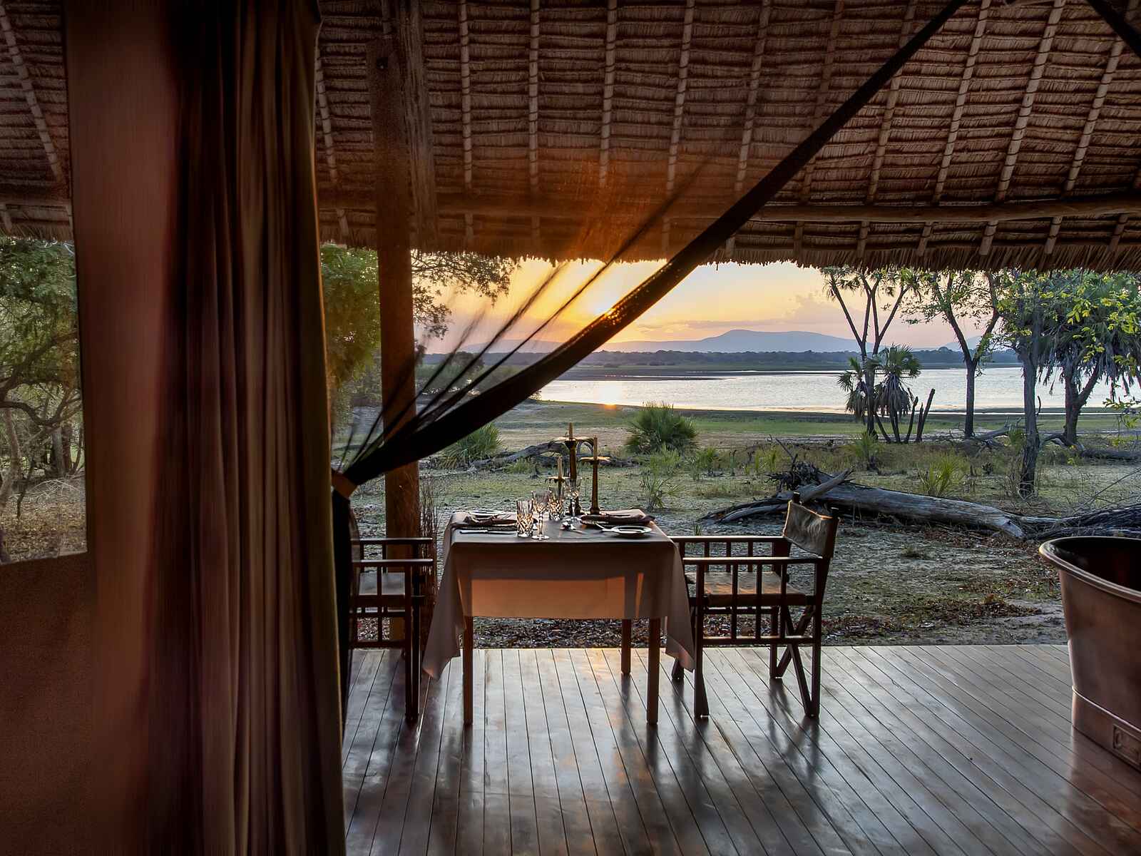 Laba Siwandu Camp: Privates Abendessen auf der Veranda Laba Siwandu Camp: Privates Abendessen auf der Veranda