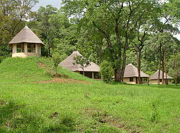 Leopard Lodge: Gästechalets und Beobachtungsbanda
