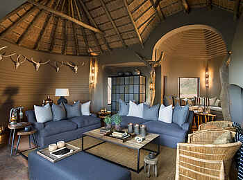 Madikwe Safari Lodge Dithaba: Gemütliche Lounge mit Sofas