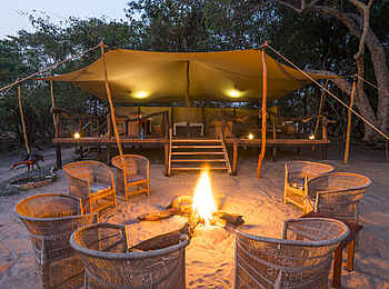 Mukambi Fig Tree Bush Camp: Die Feuerstelle in der Morgendämmerung