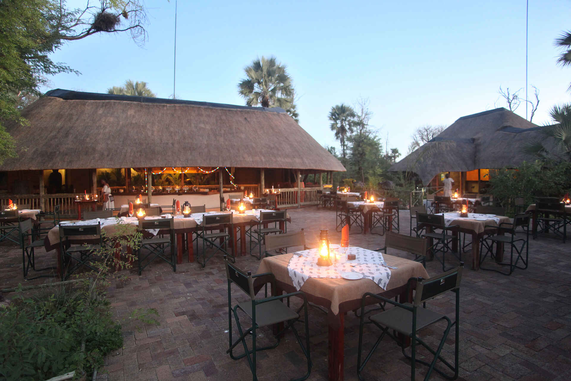 Kalahari, Nata, Nata Bird Sanctuary, Nata Lodge, Under One Botswana Sky, Innenhof, Restaurant, Makgadikgadi-Senke
