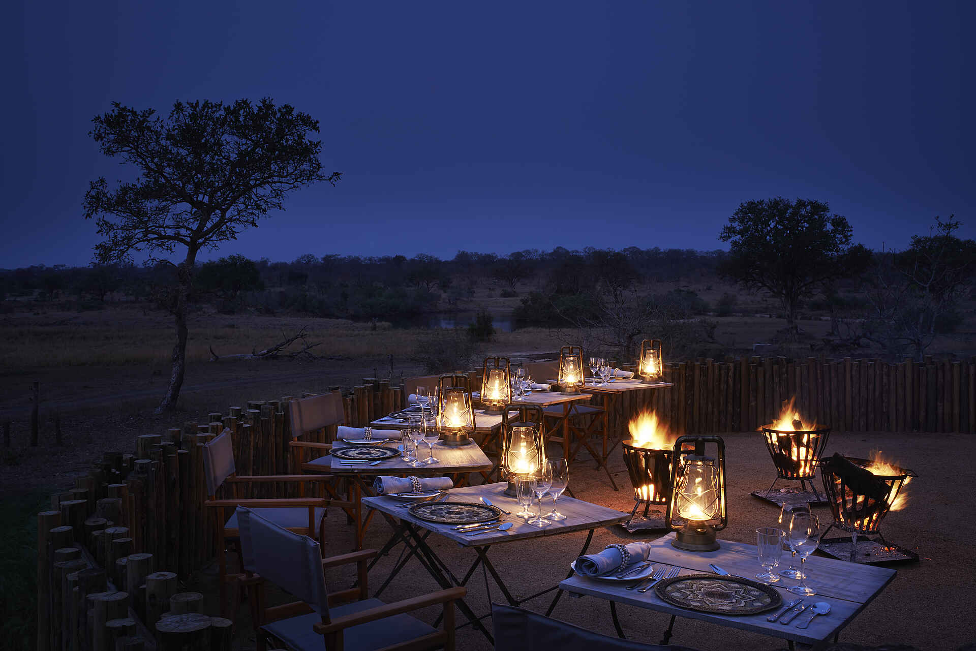 Castleton, Sabi Sand, Sabi Sand Game Reserve, Singita, Singita Castleton, Südafrika, Abend, Boma, Dinner, Essen, Feuer, Himmel, Lagerfeuer, Trinken, Umgebung, Afrikarma, Afrikarma Safaris, Afrikarma Safaris - Wildnis. Hautnah., Afrikarma.de