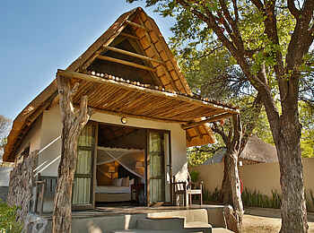 Thamalakane River Lodge: Blick ins Chalet von außen
