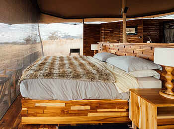 Usangu Expedition Camp: Bett Usangu Expedition Camp: Bett