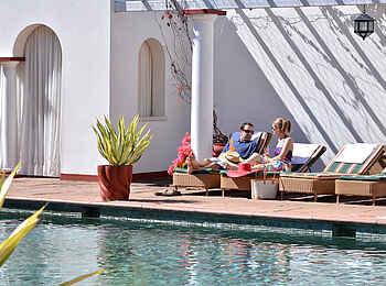 Victoria Falls Hotel: Liegen am Swimmingpool