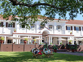 Victoria Falls Hotel: Liegestühle im Garten
