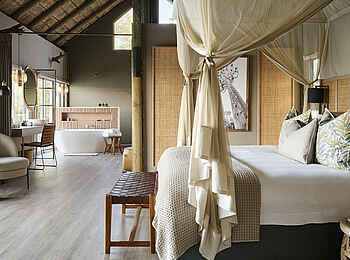 Victoria Falls Rapid View Villa: Das Hauptschlafzimmer mit offenem Grundriss