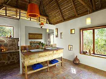 Volcanoes Bwindi Lodge: Badezimmer