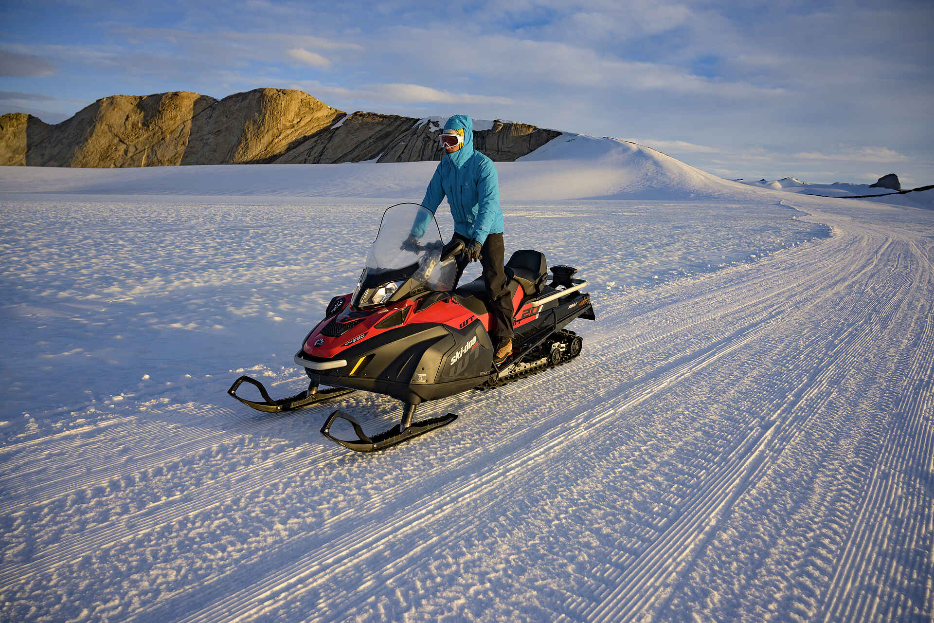 Whichaway Camp: Ausflug mit einem Schneemobil Whichaway Camp: Ausflug mit einem Schneemobil