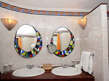 Amboseli Serena Safari Lodge: Das Bad im Gästezimmer Amboseli Serena Safari Lodge: Das Bad im Gästezimmer