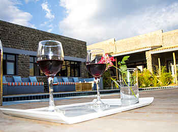 Five Volcanoes Boutique Hotel: Drinks am Pool