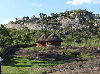 Great Zimbabwe: Shona-Hütten vor den Bergruinen Great Zimbabwe: Shona-Hütten vor den Bergruinen