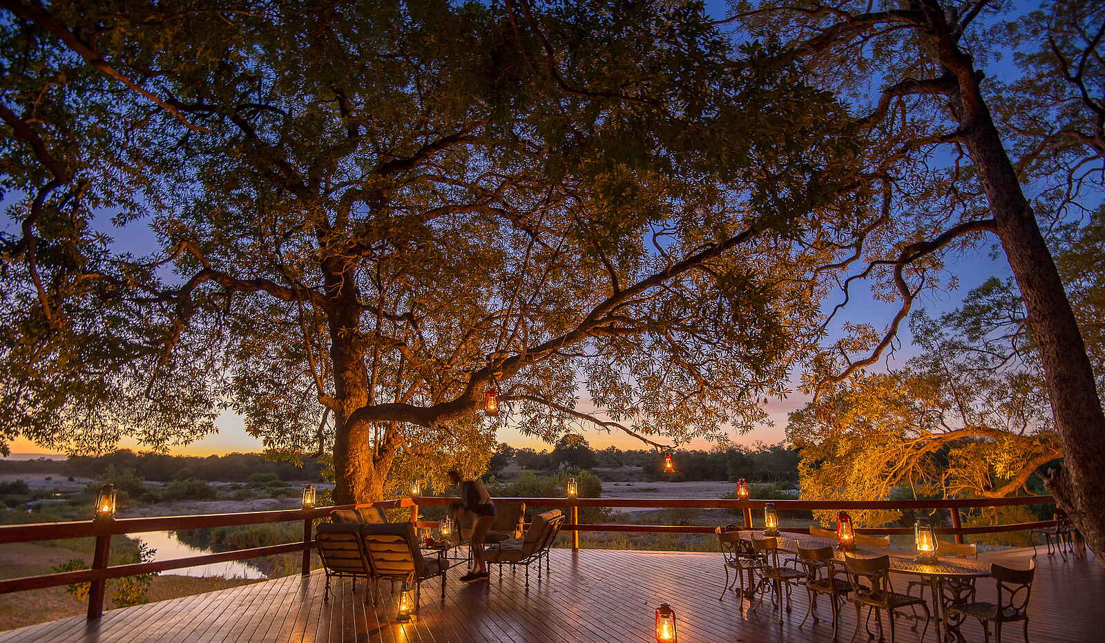 Inyati Game Lodge: Die Terrasse bei Nacht Inyati Game Lodge: Die Terrasse bei Nacht