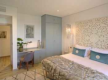 Latitude 0: Doppelbett mit Schreibtisch und Schrank Latitude 0: Doppelbett mit Schreibtisch und Schrank