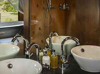 Mahali Mzuri: Badezimmer mit zwei Waschbecken