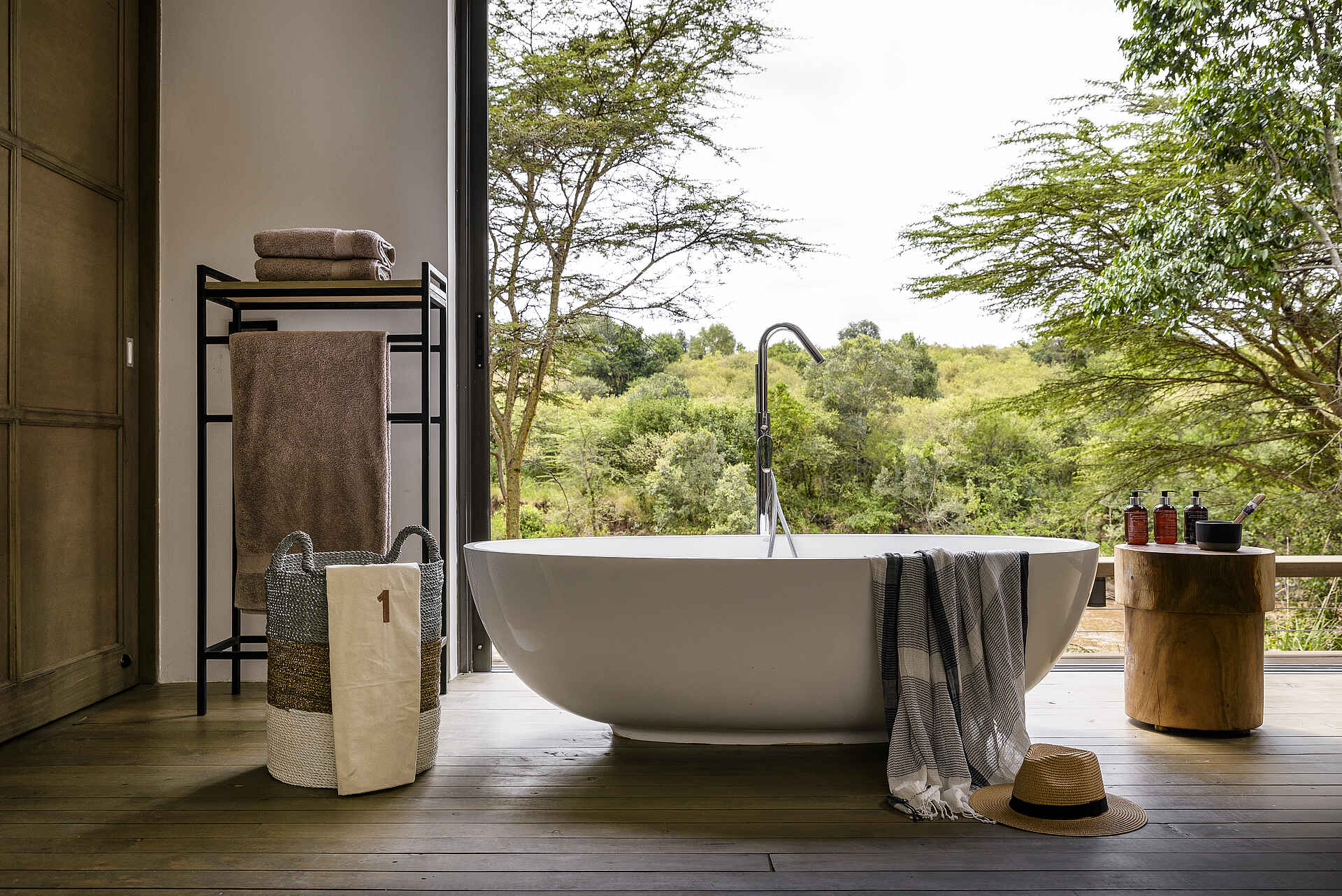 Badesalz, Badewanne, Bäume, Büsche, Decke, Handtücher, Handtuchständer, Holzboden, Hut, Korb, Seifen, Tisch, Afrikarma, Afrikarma Safaris, Afrikarma Safaris - Wildnis. Hautnah., Afrikarma.de, Sanctuary Olonana