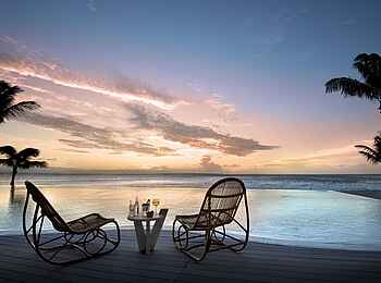 Time + Tide Miavana: Drinks am Pool