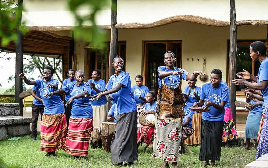 Volcanoes Kyambura Gorge Lodge: Omumshaka-Tanzgruppe Volcanoes Kyambura Gorge Lodge: Omumshaka-Tanzgruppe