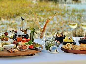 Wildtrack Safaris Eco Lodge: Käse und Wein Wildtrack Safaris Eco Lodge: Käse und Wein