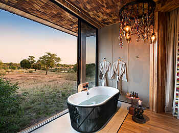 andBeyond Grumeti Serengeti River Lodge: Freistehende Badewanne andBeyond Grumeti Serengeti River Lodge: Freistehende Badewanne