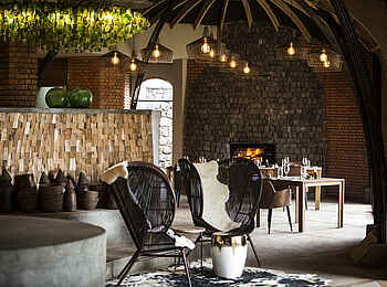 Bisate Lodge: Elegante Sitzgelegenheiten in der Lounge Bisate Lodge: Elegante Sitzgelegenheiten in der Lounge