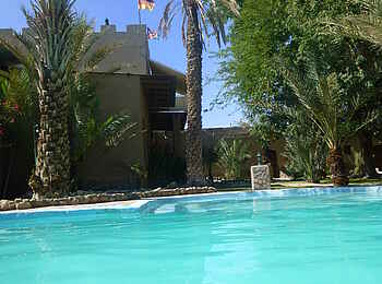 Fort Sesfontein: Der Blick vom Pool auf das Hauptgebäude