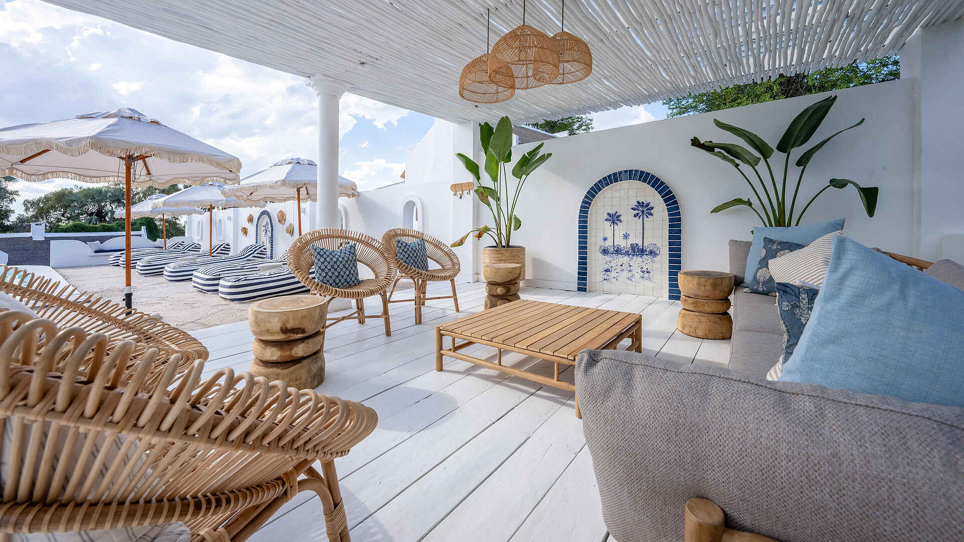 Grays Eden: Lounge am Pool