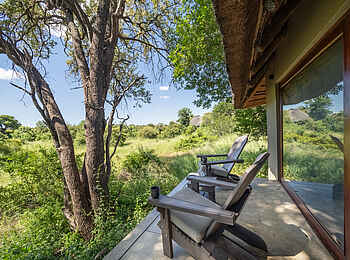 Kambaku River Sands: Die Terrasse mit Blick in den Busch Kambaku River Sands: Die Terrasse mit Blick in den Busch