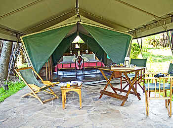 Lake Manze Camp: Veranda mit Möbeln Lake Manze Camp: Veranda mit Möbeln