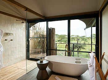 Lemala Nanyukie Lodge: Bad mit begehbarer Dusche und freistehender Badewanne Lemala Nanyukie Lodge: Bad mit begehbarer Dusche und freistehender Badewanne