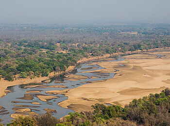 Luambe Camp: Der Luangwa mit niedrigem Wasserstand Luambe Camp: Der Luangwa mit niedrigem Wasserstand