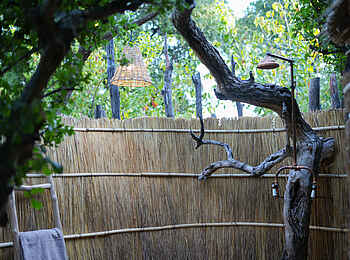 Mwamba Bush Camp: Außendusche Mwamba Bush Camp: Außendusche