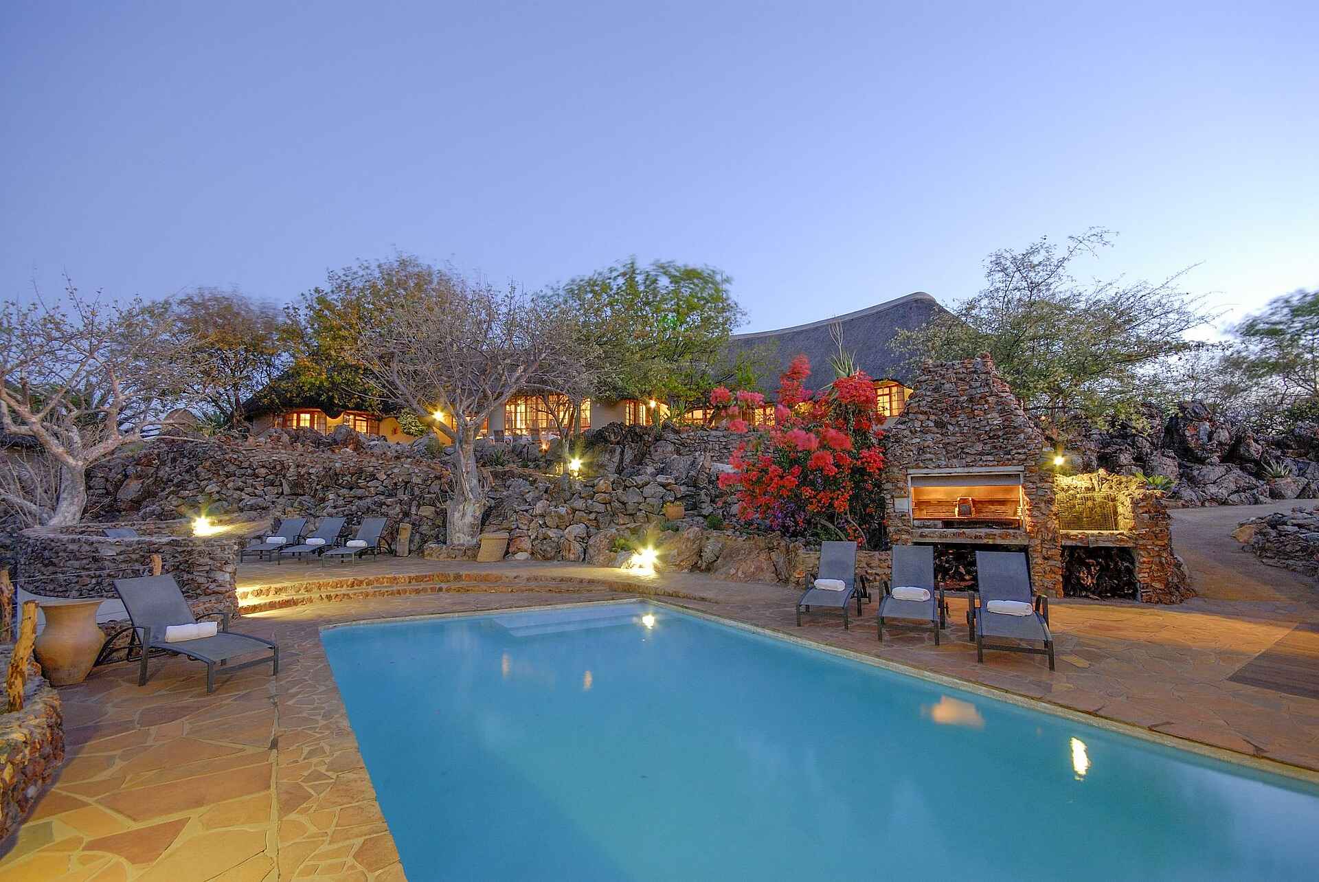 Etosha National Park, Okutala African Quest, Okutala Lodge, Xplorer Experience, Gästehaus, Pool, Sonnenliegen, Afrikarma, Afrikarma Safaris, Afrikarma Safaris – Wildnis. Hautnah., afrikarma.de