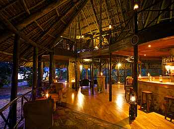 Rufiji River Camp: Hauptgebäude mit Bar Rufiji River Camp: Hauptgebäude mit Bar