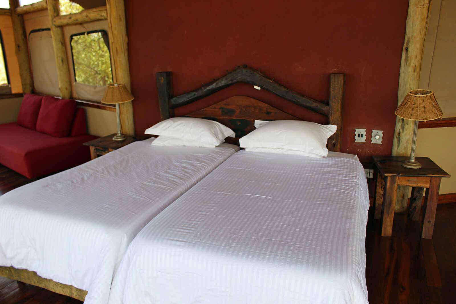Tarangire Treetops: Bett aus Wrackteilen Tarangire Treetops: Bett aus Wrackteilen