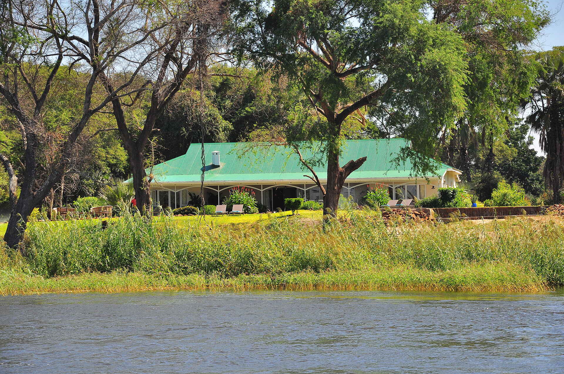 The River Farmhouse: Blick vom Fluss aus africa, afrikarma, all inclusive, amy lea, babysitting, bilder, bildergallerie, Birding, buchen, buchung, charmaine brogan, familie, familien, fluss, gavin whyte, gruppe, haus, information, informieren, john leader, kinder, kleingruppe, Krokodil, michael voack, nachhaltigkeit, Nilpferd, privathaus, reise, reisen, reiseveranstalter, safari, sambesi, sambia, south zambia, southern Zambia, süd-sambia, swimming pool, tessa prior, the river farmhouse, urlaub, victoria falls, Victoria Falls National Park, Victoria Falls Nationalpark, viktoriafälle, Vögel, vollpension, wasser, wasserfall, waterberry lodge, www.afrikarma.de, zambezi, zambia, anlage, ansicht, central facilities, gebäude, hauptgebäude, main area, main building, zentrale einrichtungen