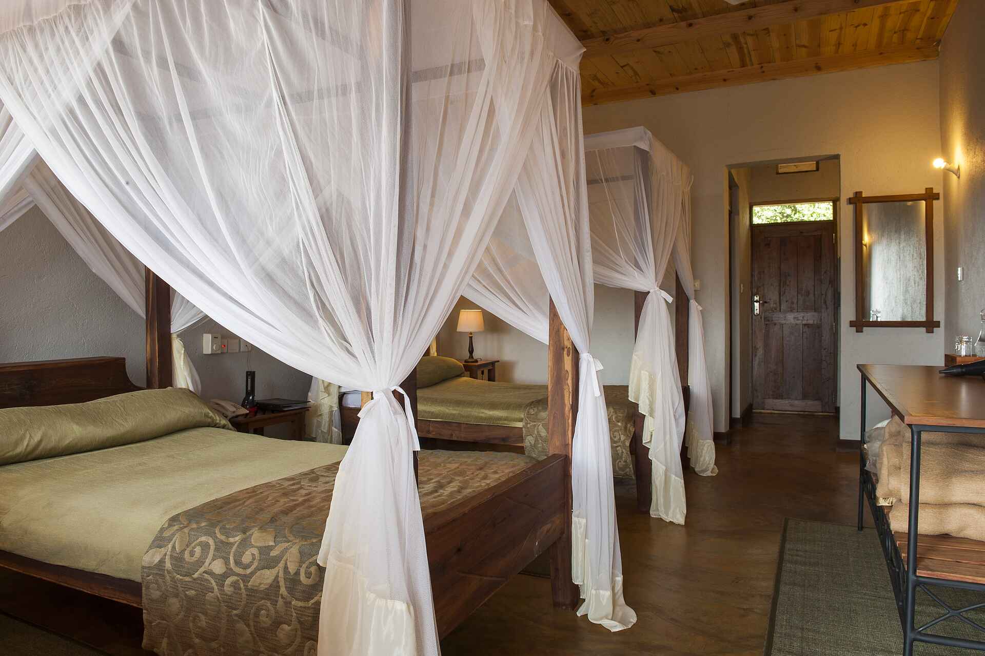 Tloma Lodge: Zwei Einzelbetten in einem Chalet Ngorongoro Conservation Area, Ngorongoro-Krater, Tansania, Tloma Lodge, Chalet, Einzelbetten, Gästeunterkuft, Himmelbetten, Afrikarma, Afrikarma Safaris, Afrikarma Safaris – Wildnis. Hautnah., afrikarma.de