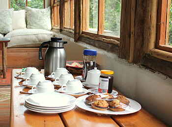 Volcanoes Bwindi Lodge: Gebäck und Kaffee stehen immer bereit
