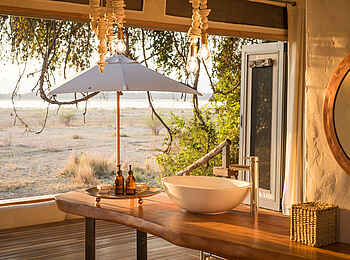 Chikwenya Camp: Waschtisch und Sonnenschirm