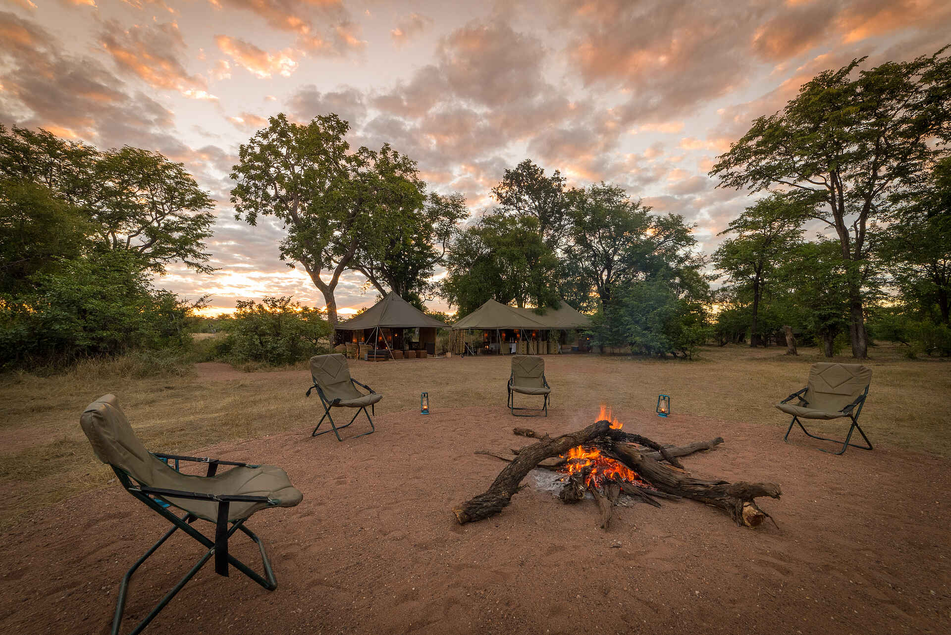 Hwange Bush Camp, Bush Camp, David Carson, Feuerplatz, Gesamtansicht, Hauptzelt, Hwange National Park, Sinamatella, Afrikarma, Afrikarma Safaris, Afrikarma Safaris. Wildnis. Hautnah., Afrikarma.de