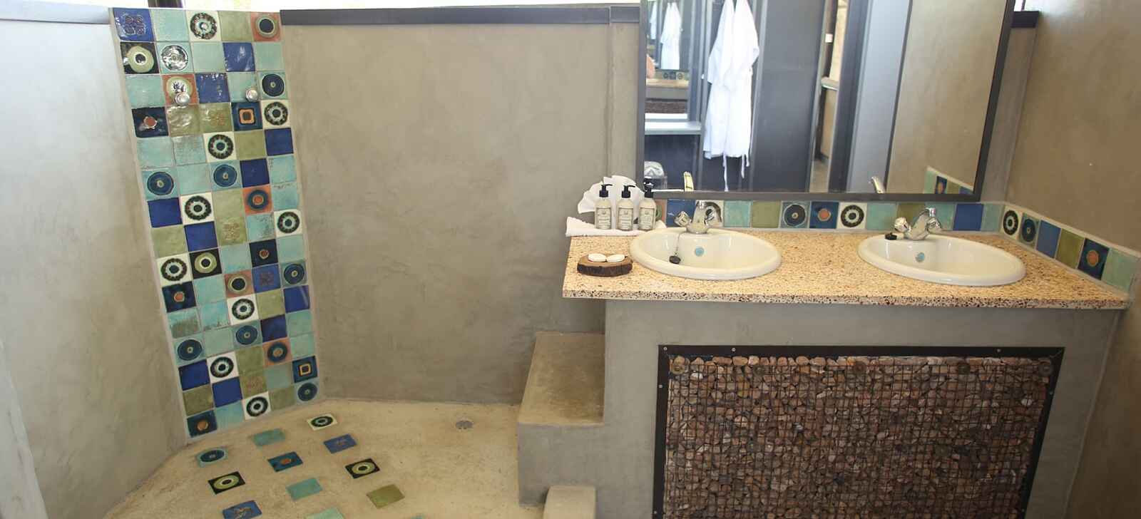 Kavinga Safari Camp: Dekorativ geflieste Dusche Kavinga Safari Camp: Dekorativ geflieste Dusche