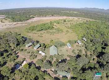 Kavinga Safari Camp: Luftbild vom Camp mit Zambezi Escarpment Kavinga Safari Camp: Luftbild vom Camp mit Zambezi Escarpment